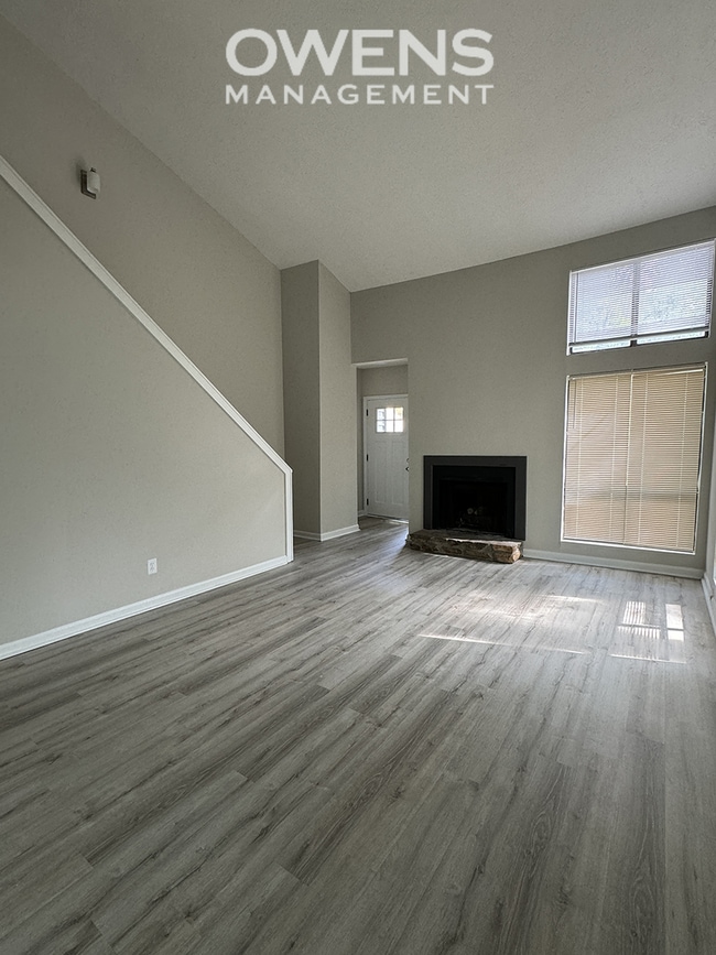 Building Photo - North Hall Duplex Available
