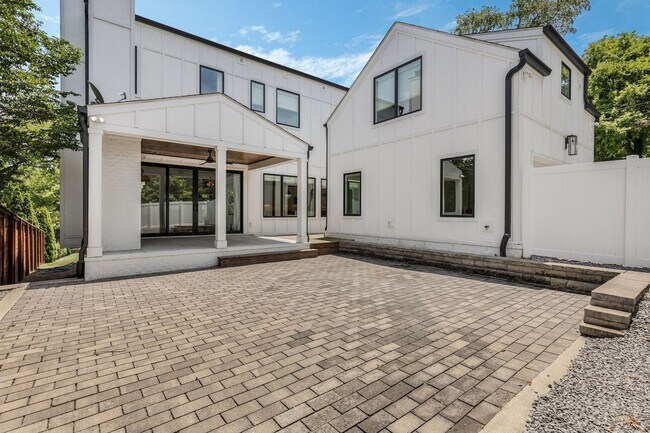 Building Photo - BEAUTIFUL CUSTOM BUILT HOME. 12 SOUTH ACRO...