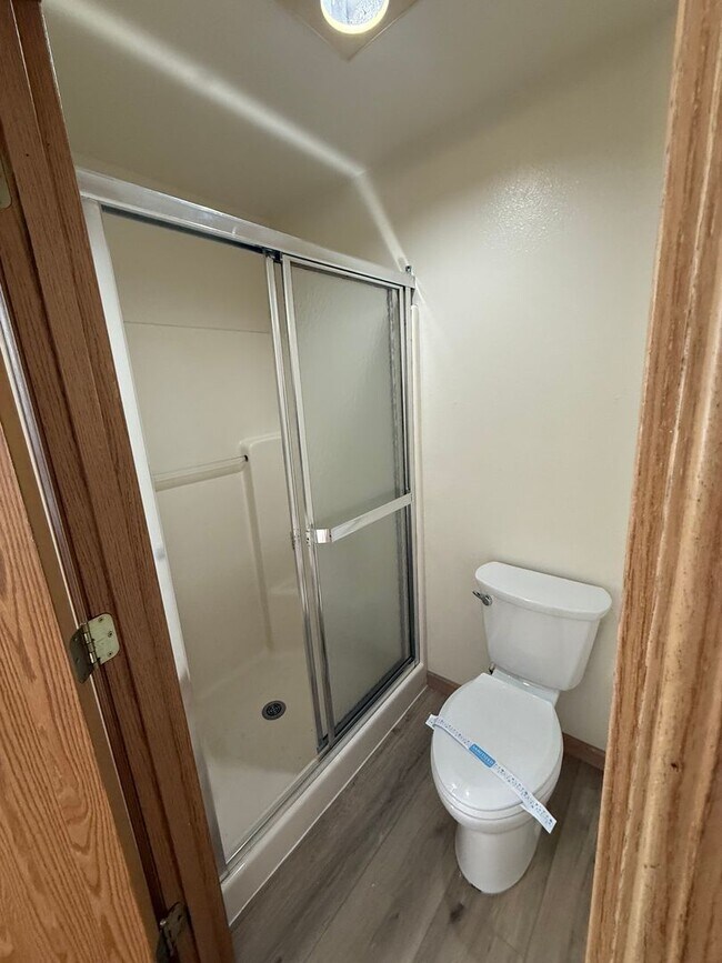 Building Photo - Close to COCC!  Townhouse, 2.5 Bath, W/D Hookups, Gas Fireplace, Water/Sewer Paid, Garage