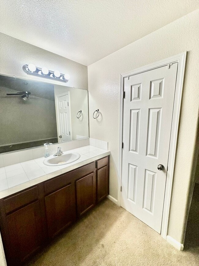 Building Photo - Spacious South Fresno 4/2