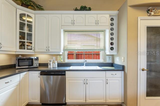 Building Photo - 497 Grandview Ave