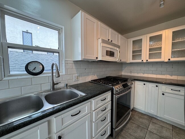 Building Photo - Stunning 2 Bedroom and 2 Bathroom Back House Available Now!