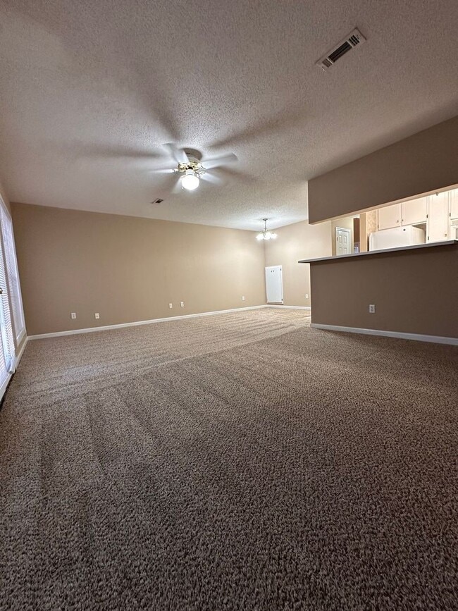 Building Photo - Foxchase Subdivision:  MOVE IN READY!!!!    1/2 OFF 1ST MONTH RENT W/12 MONTH LEASE!!  NEW CARPET...