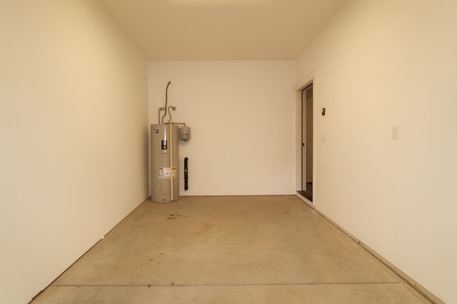 Building Photo - Adorable 2x2 with easy access to the river trails, and all utilities included!