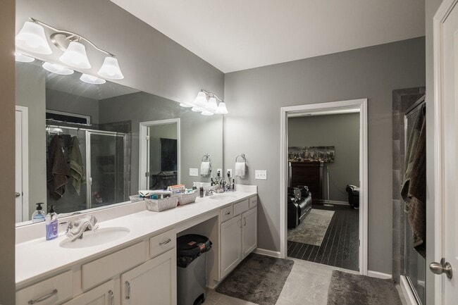 Building Photo - 1420 Day Dr