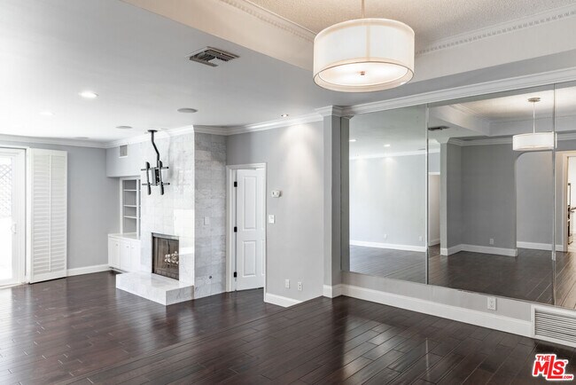 Building Photo - 818 6th St