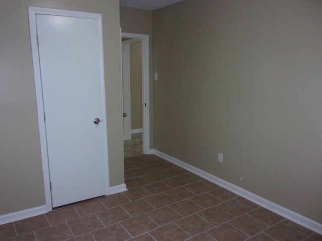 Building Photo - 2957 Phyllis Ln