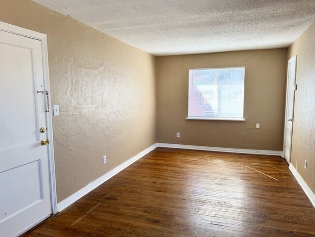 Building Photo - 1-Bedroom, newly remodeled 1-Bath Apartment steps from the Plaza District