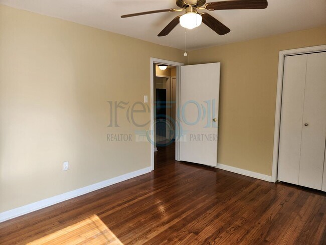 Building Photo - Great Home for UAMS Students