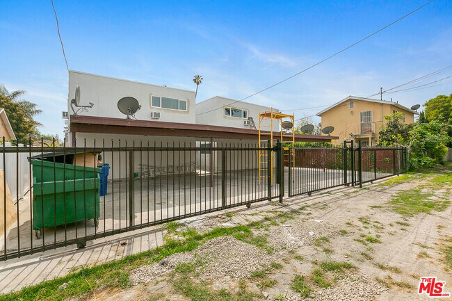 Building Photo - 2401 S Sycamore Ave