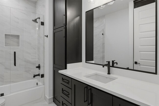 Building Photo - 404 Vista Buena Trl