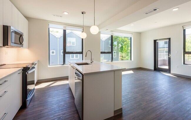 Building Photo - 166 Main St