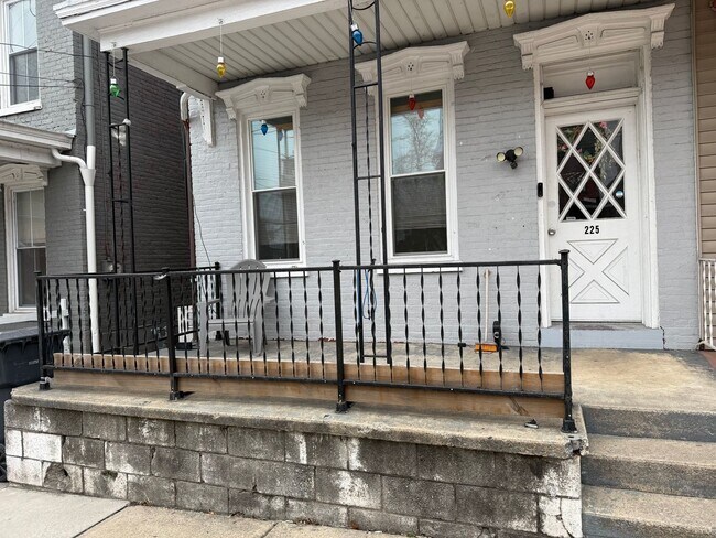 Building Photo - 225 N 3rd St