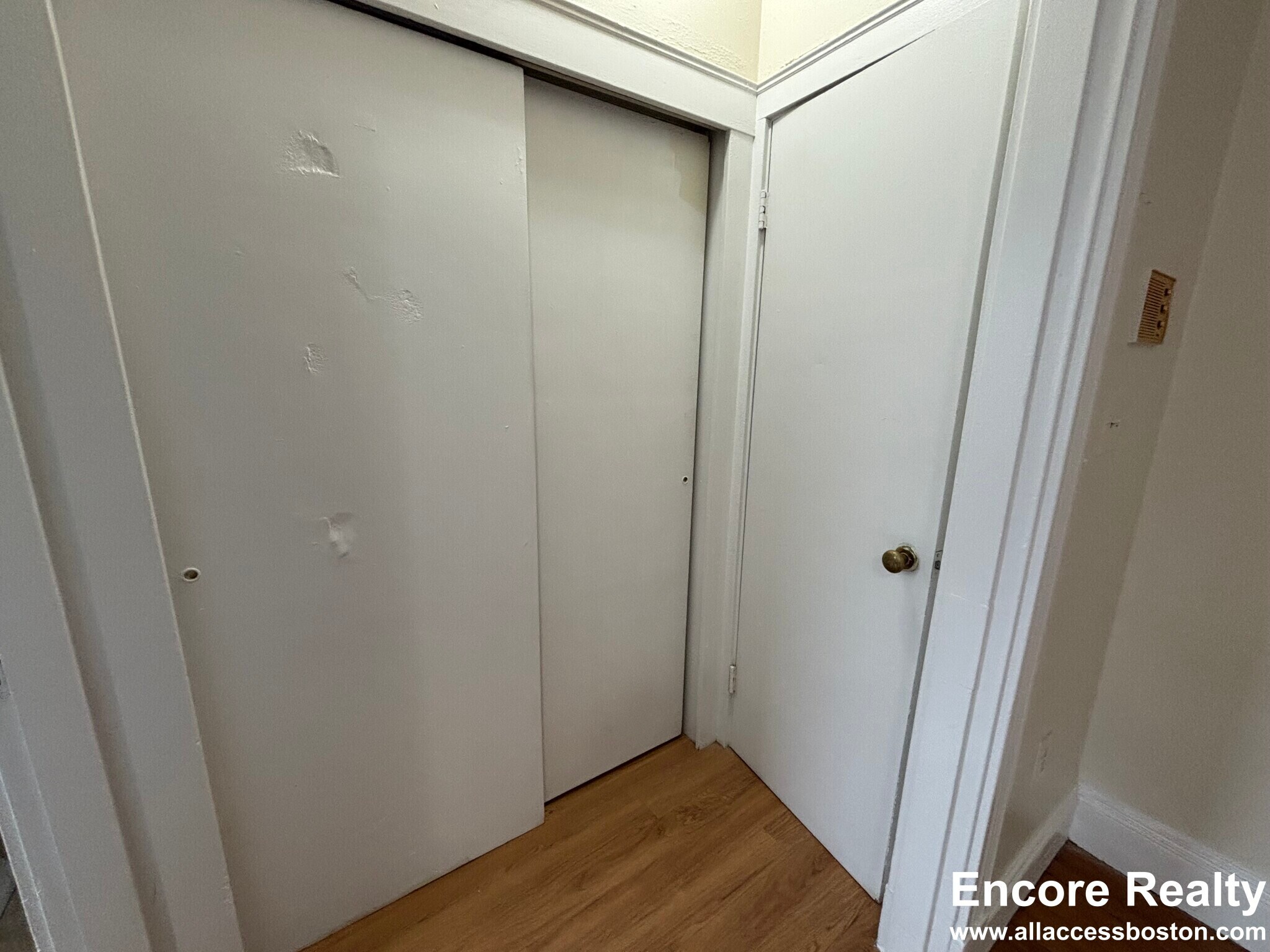 Building Photo - 462 Park Dr