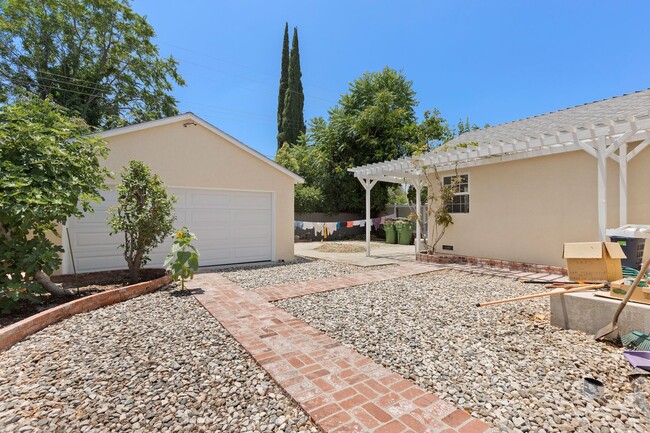 Building Photo - Spacious 4-Bedroom Family Home in Northridge!