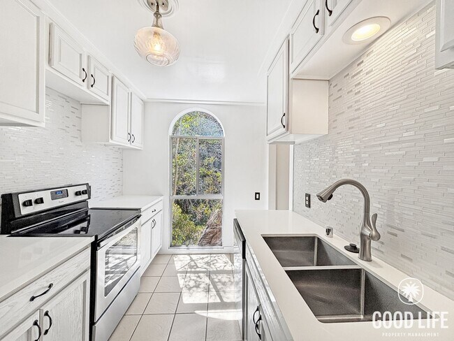 Building Photo - Charming 1BD/1BA Condo in College West W/ A/C, Balcony, Office/Bonus Room, Community Pool, Coin O...