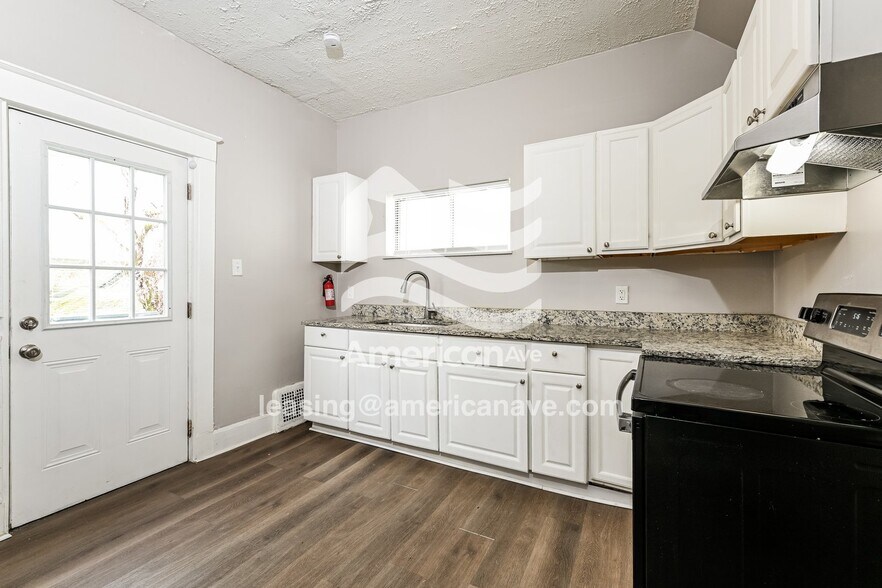 Building Photo - 1126 Main St