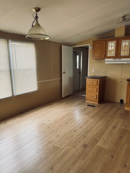 Building Photo - 6000 Clear Creek Rd