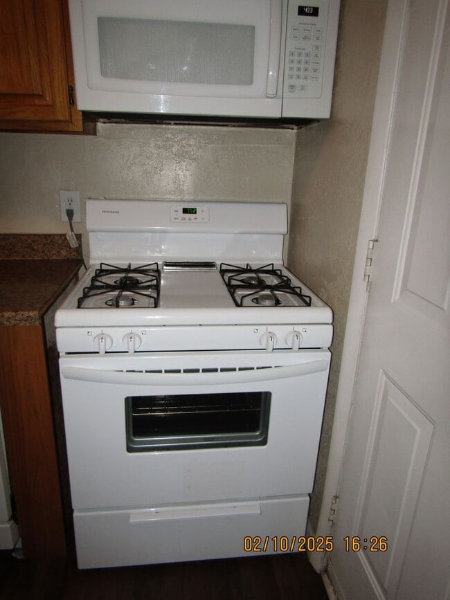 Building Photo - New listing! 3 bedrooms/1 bath/garage with carport