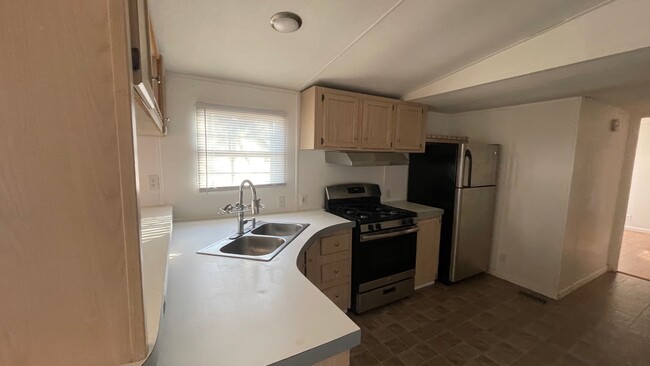 kitchen - 427 SW Breckenridge Ln