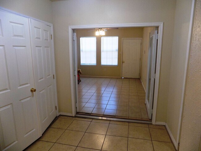 Building Photo - 636 W Norwood Ct