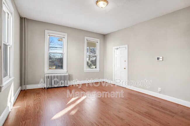 Building Photo - 305 9th St