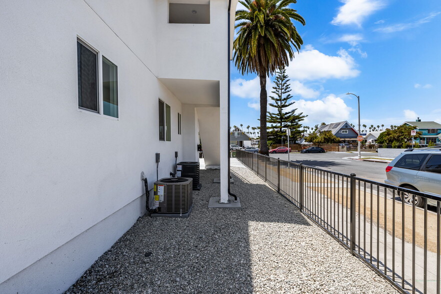 Building Photo - 4700 S Gramercy Pl