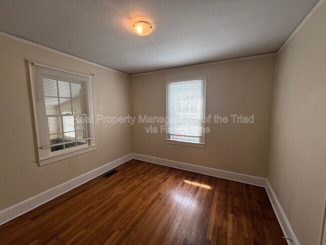 Building Photo - 801 Knollwood St