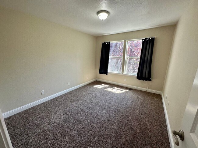 Building Photo - 215