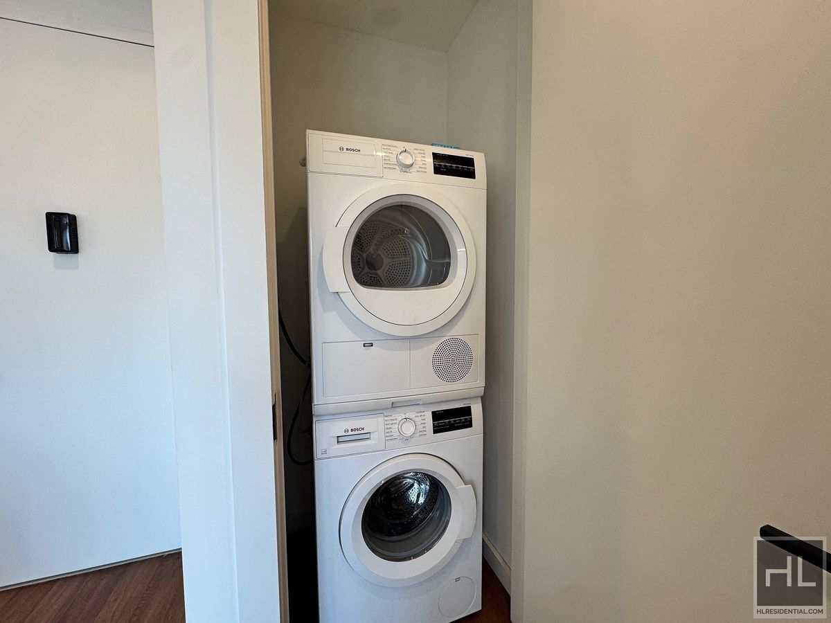 Building Photo - The Vitoria - 27=04 Astoria Blvd Luxurious...