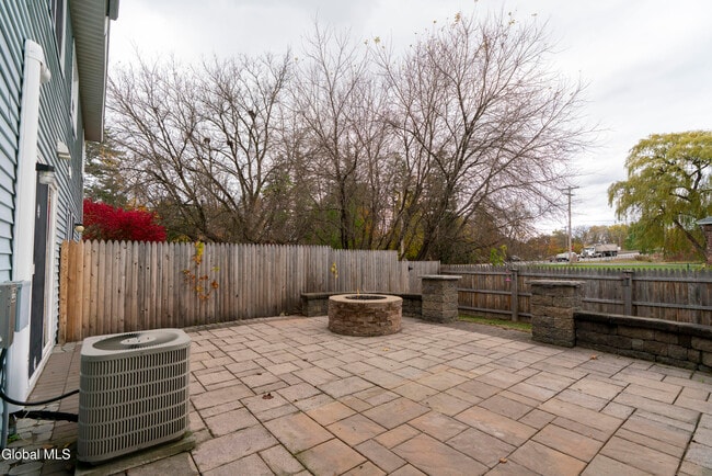 Building Photo - 4 Tompion Ln