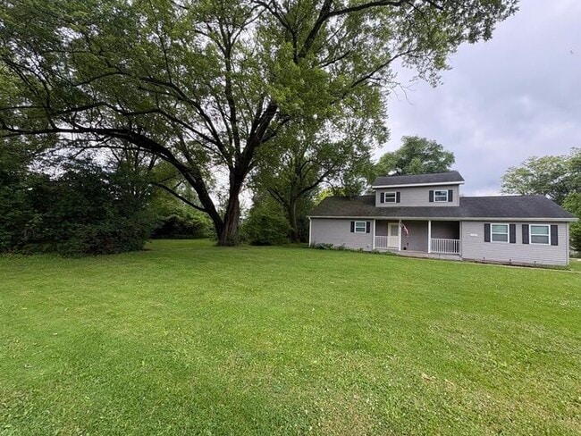 Building Photo - 2 Story Colonial - 3 bdrm/2 bath - LARGE YARD