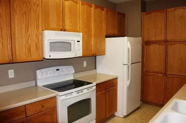 Building Photo - Commuter’s Dream! Spacious 3BD/2BA Cherry ...