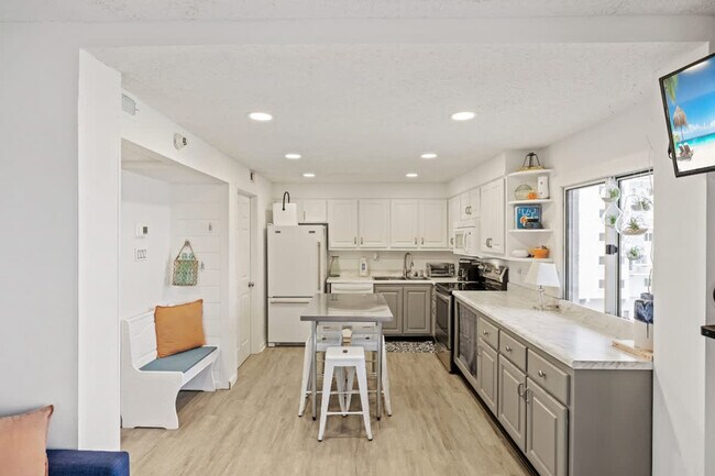 Building Photo - 23223 Front Beach Rd