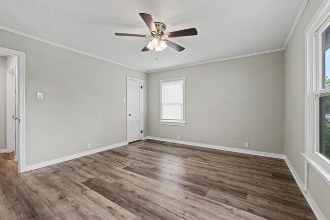 Building Photo - Cute & Clean Home with Large Fenced Yard Pet Friendly!