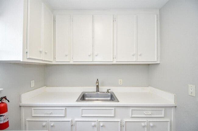 Building Photo - 2722 Wroxton Rd