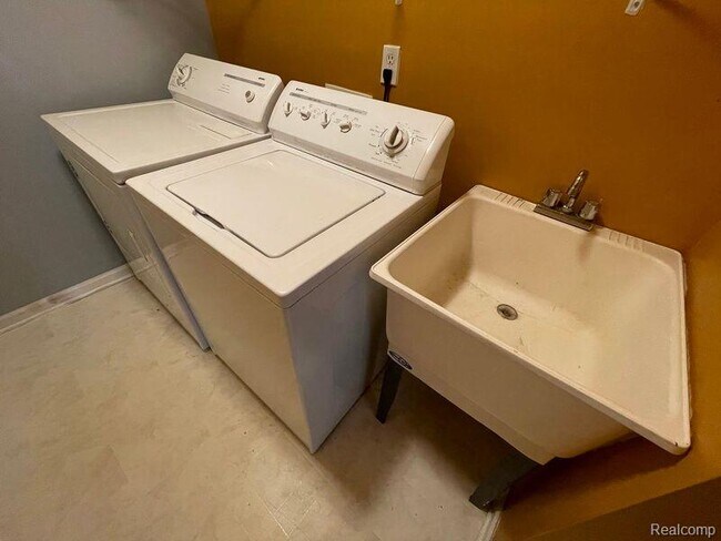 Building Photo - 45538 Warwick Dr