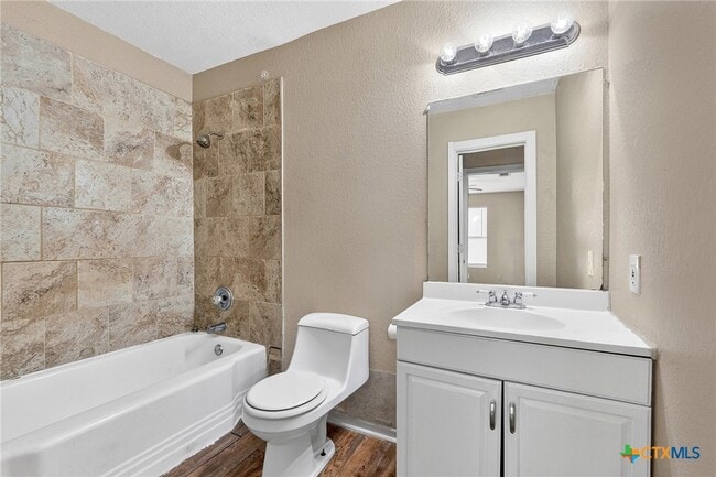 Building Photo - 905 Parmer Ave