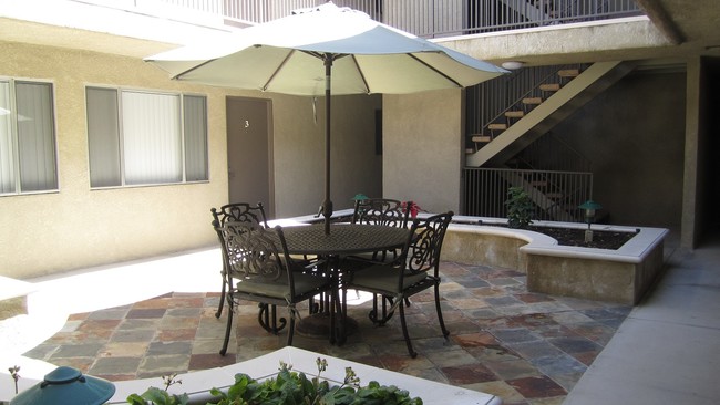 Building Photo - The Renaissance At Sherman Oaks