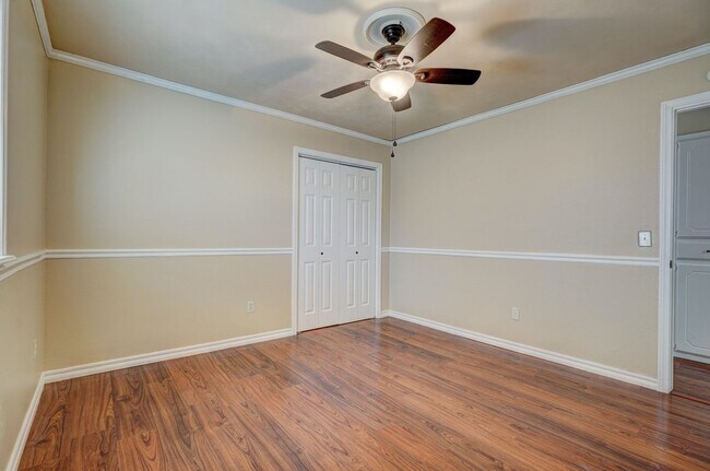 Building Photo - 4 bed 3 bath home!