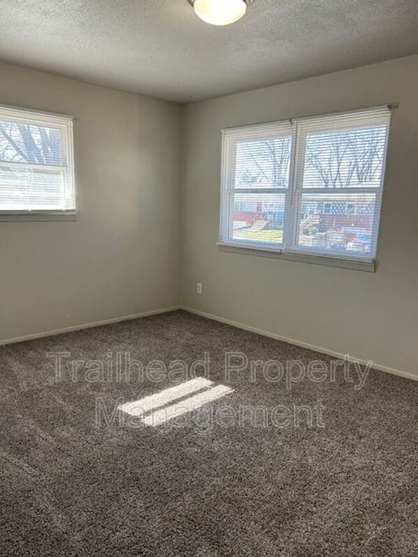 Building Photo - 3327 S Oxford Ave