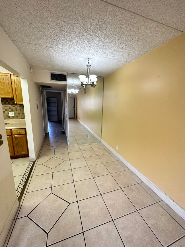 Building Photo - 600 Village Green Ct