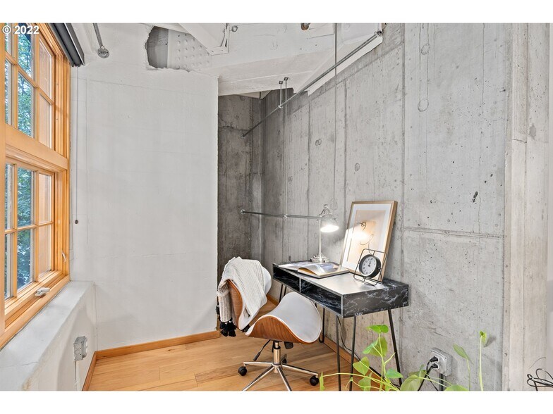 Building Photo - 1420 NW Lovejoy St