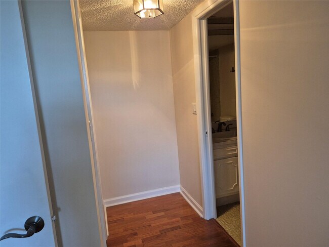 Building Photo - 3151 S Palm Aire Dr