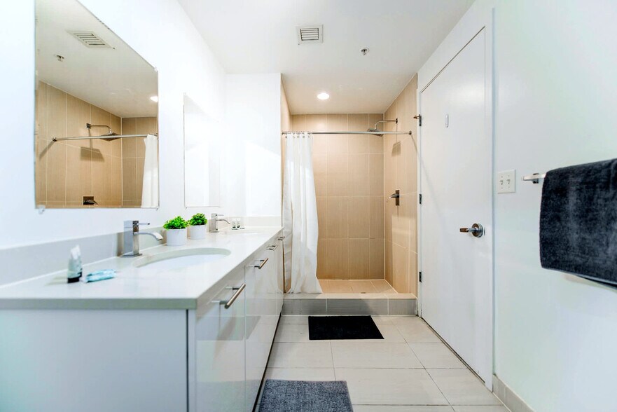 Building Photo - 3250 NE 1st Ave