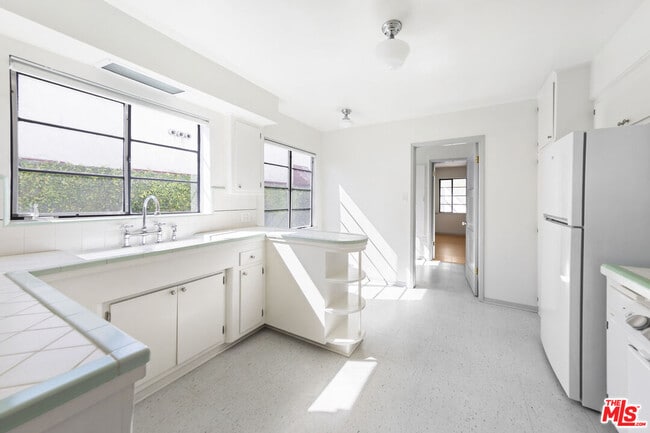 Building Photo - 1031 S Tremaine Ave