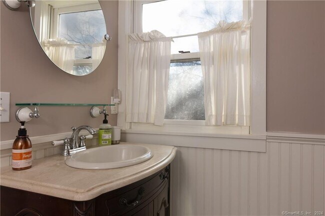 Building Photo - 323 Green Hill Rd