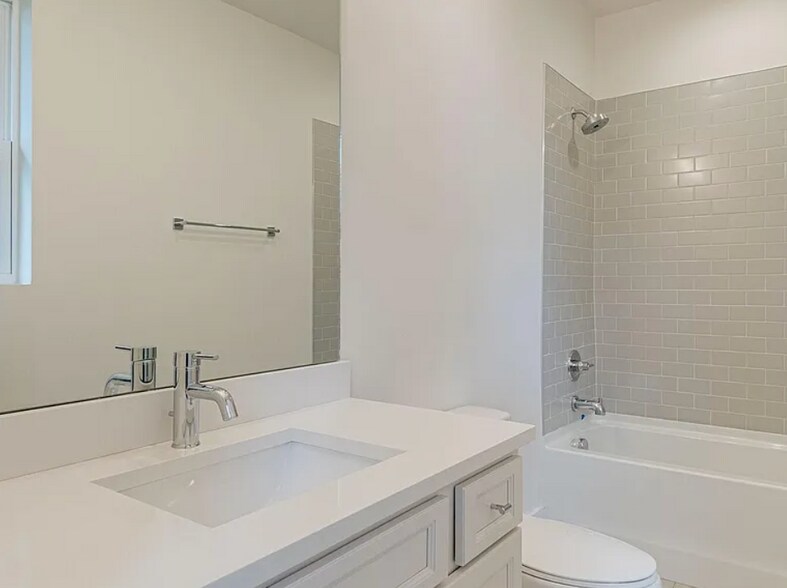 1st Floor Full Bathroom - 613 Southgate Ave