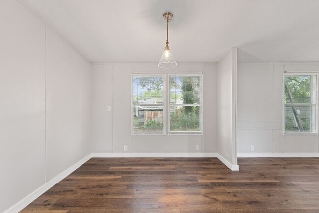 Building Photo - 3 bed 2 bath