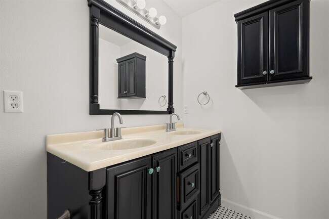 Building Photo - 3203 S Oak Dr